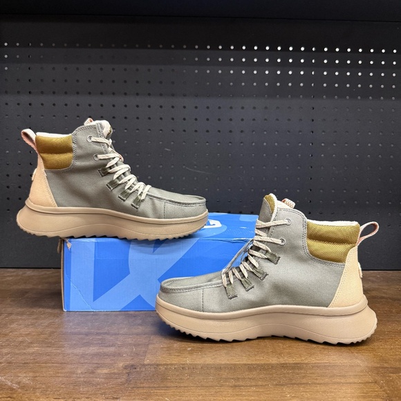 New W/ Box! Women's Hey Dude Wendy Peak Apres Coated Twill Olive Boots Size 8 - Picture 2 of 5